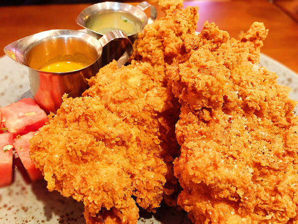 『台北』amba中山意舍酒店。Buttermilk摩登美式餐廳。美國阿嬤秘方炸雞，神奇炸雞多汁軟嫩！！！