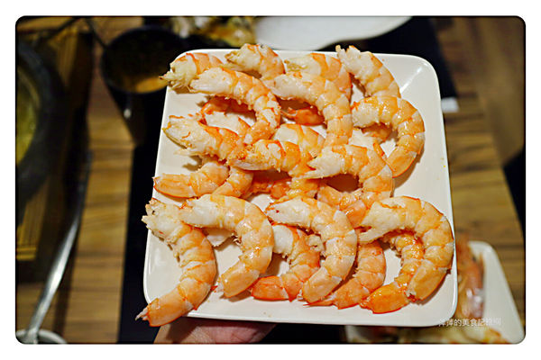 【新莊美食】石都府石頭火鍋達人 ~ 新莊火鍋推薦❤️ 超威的巨無霸龍蝦+金多蝦海陸套餐 - 捷運丹鳳站