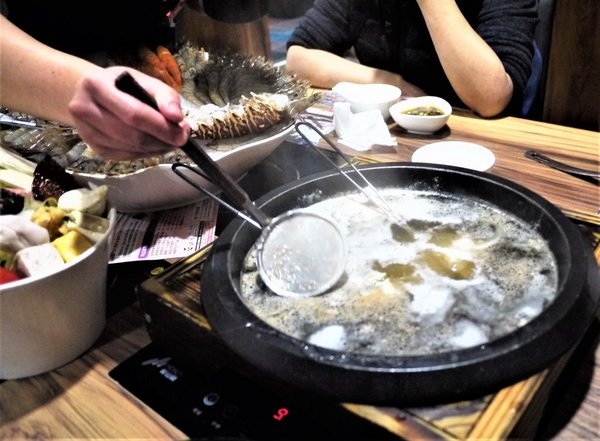 石都府石頭火鍋達人：【新北美食】石都府石頭火鍋達人～新莊火鍋，巨無霸龍蝦＋金多蝦海陸套餐澎湃上桌