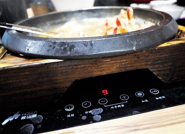 石都府石頭火鍋達人：【新北美食】石都府石頭火鍋達人～新莊火鍋，巨無霸龍蝦＋金多蝦海陸套餐澎湃上桌