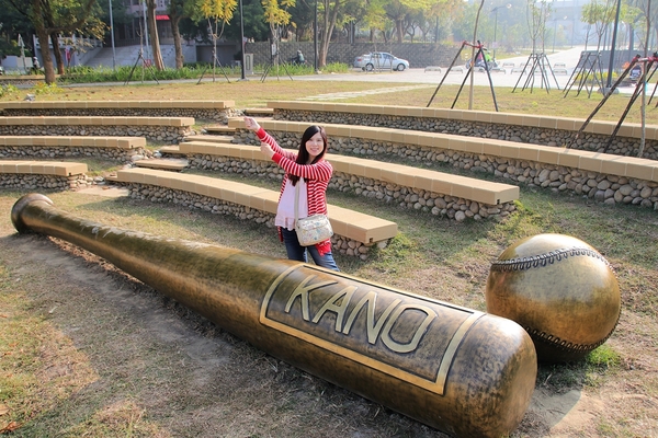 KANO園區： 【嘉義市景點】KANO園區~巨大景觀棒球夜晚成光雕秀，燃燒嘉農野球魂，棒球裝置藝術充滿童趣
