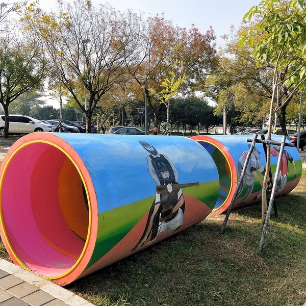 KANO園區： 【嘉義市景點】KANO園區~巨大景觀棒球夜晚成光雕秀，燃燒嘉農野球魂，棒球裝置藝術充滿童趣