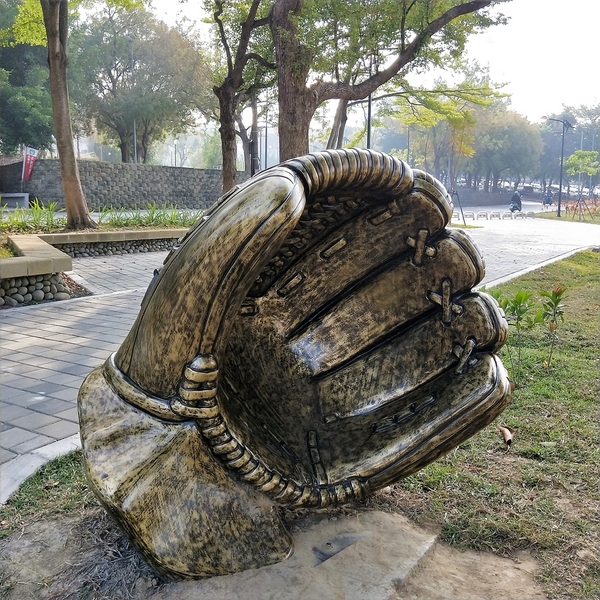 KANO園區： 【嘉義市景點】KANO園區~巨大景觀棒球夜晚成光雕秀，燃燒嘉農野球魂，棒球裝置藝術充滿童趣