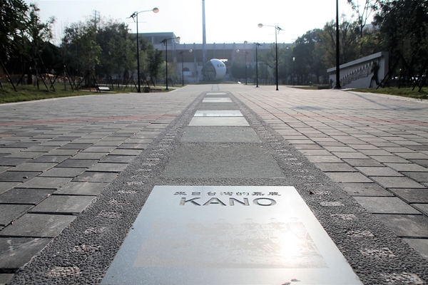 KANO園區： 【嘉義市景點】KANO園區~巨大景觀棒球夜晚成光雕秀，燃燒嘉農野球魂，棒球裝置藝術充滿童趣