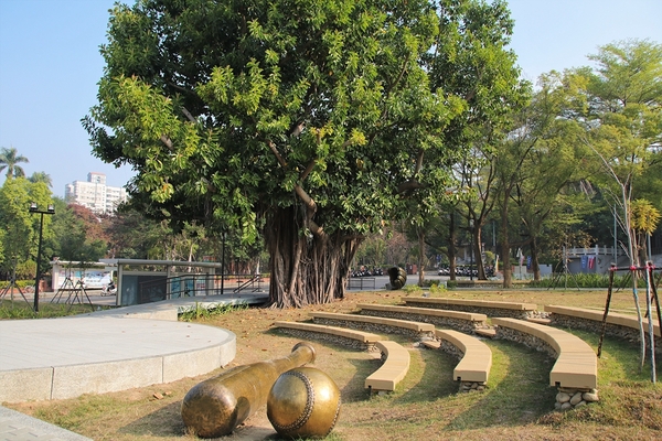 KANO園區： 【嘉義市景點】KANO園區~巨大景觀棒球夜晚成光雕秀，燃燒嘉農野球魂，棒球裝置藝術充滿童趣