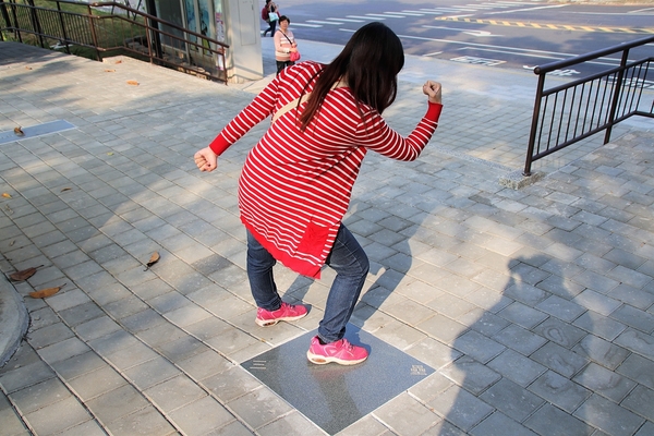 KANO園區： 【嘉義市景點】KANO園區~巨大景觀棒球夜晚成光雕秀，燃燒嘉農野球魂，棒球裝置藝術充滿童趣