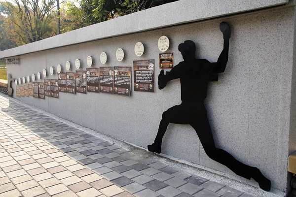 KANO園區： 【嘉義市景點】KANO園區~巨大景觀棒球夜晚成光雕秀，燃燒嘉農野球魂，棒球裝置藝術充滿童趣