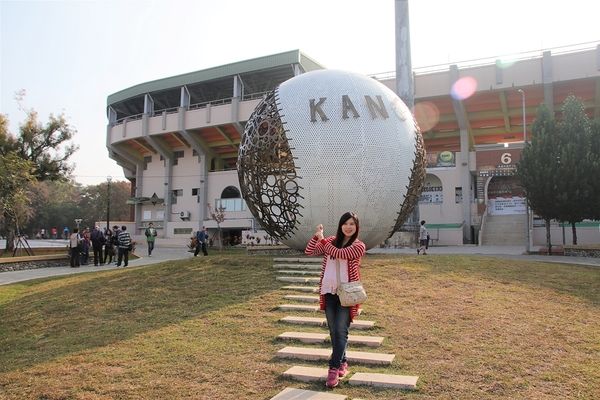 KANO園區： 【嘉義市景點】KANO園區~巨大景觀棒球夜晚成光雕秀，燃燒嘉農野球魂，棒球裝置藝術充滿童趣
