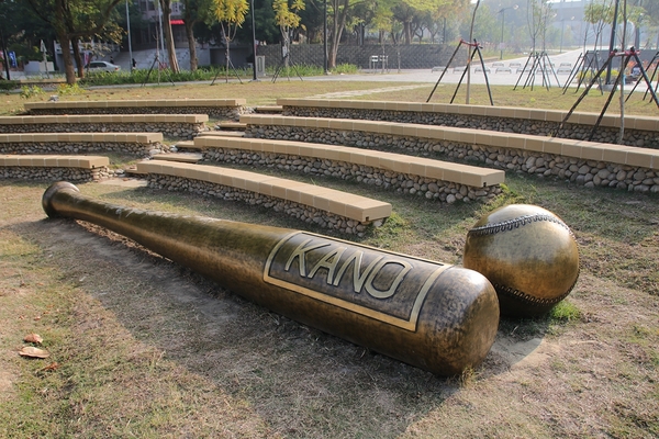 KANO園區： 【嘉義市景點】KANO園區~巨大景觀棒球夜晚成光雕秀，燃燒嘉農野球魂，棒球裝置藝術充滿童趣