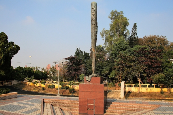 KANO園區： 【嘉義市景點】KANO園區~巨大景觀棒球夜晚成光雕秀，燃燒嘉農野球魂，棒球裝置藝術充滿童趣