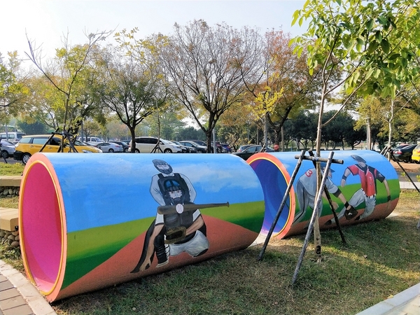 KANO園區： 【嘉義市景點】KANO園區~巨大景觀棒球夜晚成光雕秀，燃燒嘉農野球魂，棒球裝置藝術充滿童趣