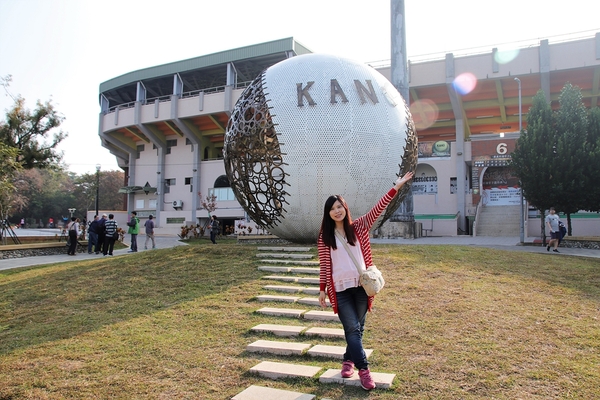 KANO園區： 【嘉義市景點】KANO園區~巨大景觀棒球夜晚成光雕秀，燃燒嘉農野球魂，棒球裝置藝術充滿童趣
