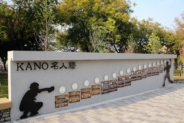 KANO園區： 【嘉義市景點】KANO園區~巨大景觀棒球夜晚成光雕秀，燃燒嘉農野球魂，棒球裝置藝術充滿童趣