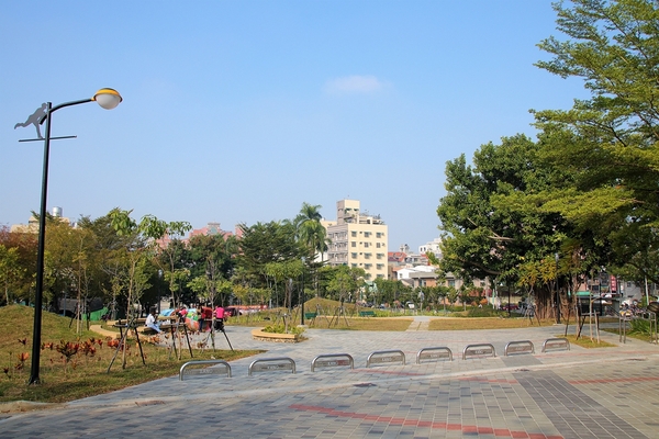 KANO園區： 【嘉義市景點】KANO園區~巨大景觀棒球夜晚成光雕秀，燃燒嘉農野球魂，棒球裝置藝術充滿童趣