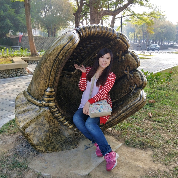 KANO園區： 【嘉義市景點】KANO園區~巨大景觀棒球夜晚成光雕秀，燃燒嘉農野球魂，棒球裝置藝術充滿童趣