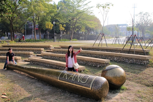 KANO園區： 【嘉義市景點】KANO園區~巨大景觀棒球夜晚成光雕秀，燃燒嘉農野球魂，棒球裝置藝術充滿童趣