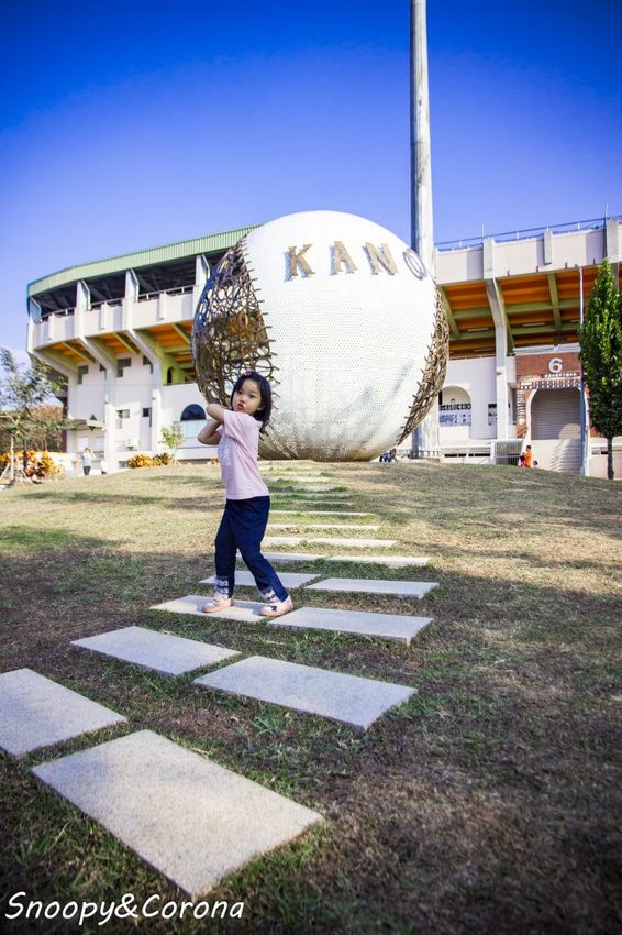 【玩樂．嘉義】嘉義拍照景點／KANO園區～KANO景觀球、彩虹水管好好拍，緊鄰嘉義飛碟溜滑梯，遛小孩也方便