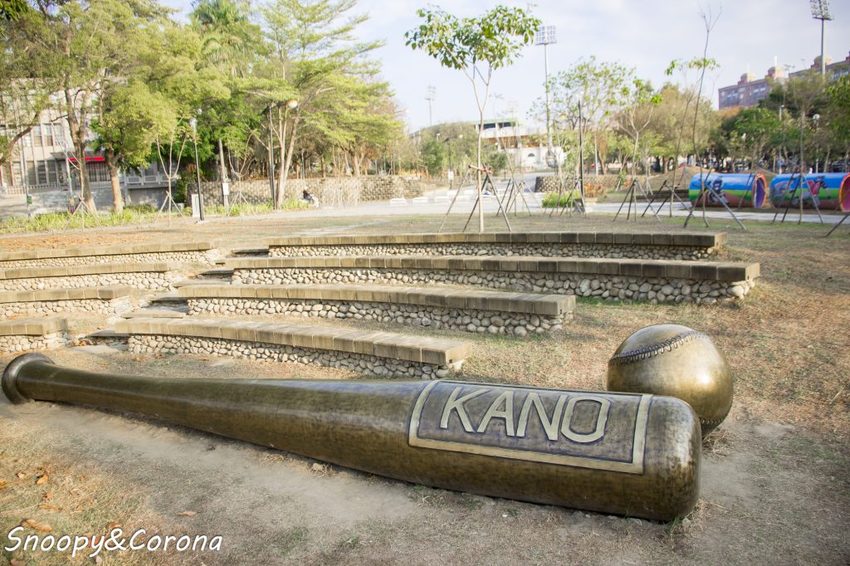 【玩樂．嘉義】嘉義拍照景點／KANO園區～KANO景觀球、彩虹水管好好拍，緊鄰嘉義飛碟溜滑梯，遛小孩也方便