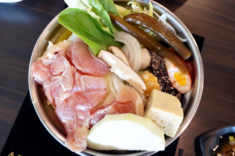 【台南市-安南區美食】牛墟牛肉火鍋店。除了大眾鍋，現在也有個人鍋可選擇！湯鍋選擇性多，堅持湯頭、肉品原味不變～還有鮮泡茶可消化哦