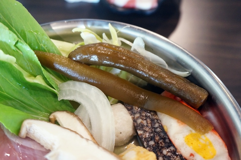 【台南市-安南區美食】牛墟牛肉火鍋店。除了大眾鍋，現在也有個人鍋可選擇！湯鍋選擇性多，堅持湯頭、肉品原味不變～還有鮮泡茶可消化哦