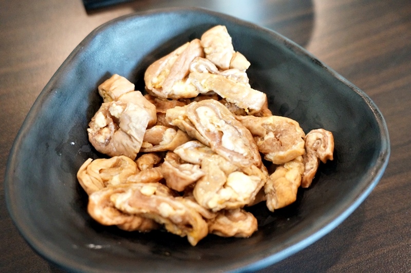 【台南市-安南區美食】牛墟牛肉火鍋店。除了大眾鍋，現在也有個人鍋可選擇！湯鍋選擇性多，堅持湯頭、肉品原味不變～還有鮮泡茶可消化哦