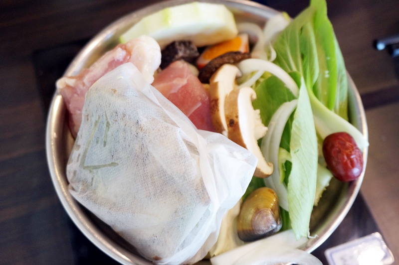 【台南市-安南區美食】牛墟牛肉火鍋店。除了大眾鍋，現在也有個人鍋可選擇！湯鍋選擇性多，堅持湯頭、肉品原味不變～還有鮮泡茶可消化哦