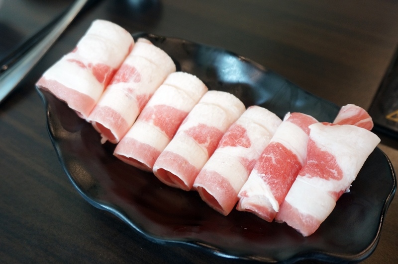 【台南市-安南區美食】牛墟牛肉火鍋店。除了大眾鍋，現在也有個人鍋可選擇！湯鍋選擇性多，堅持湯頭、肉品原味不變～還有鮮泡茶可消化哦