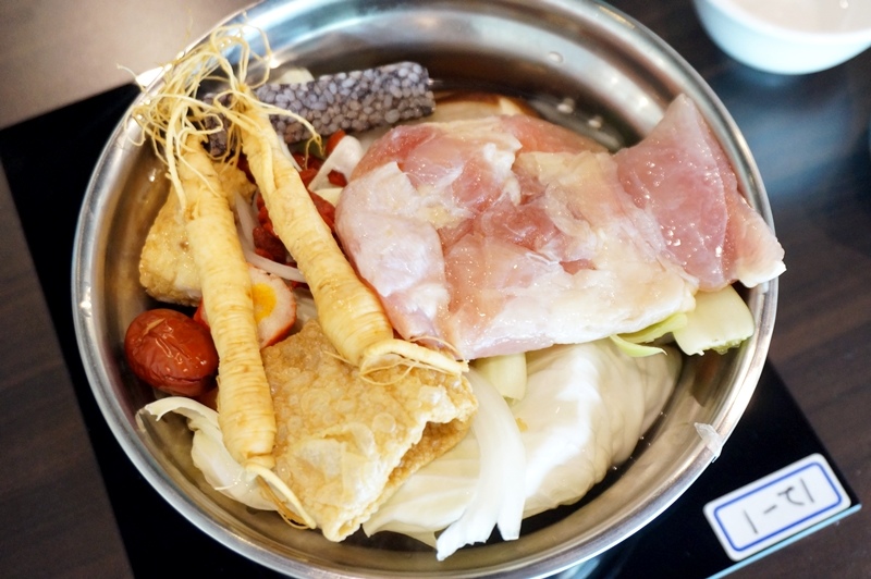 【台南市-安南區美食】牛墟牛肉火鍋店。除了大眾鍋，現在也有個人鍋可選擇！湯鍋選擇性多，堅持湯頭、肉品原味不變～還有鮮泡茶可消化哦