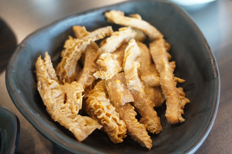 【台南市-安南區美食】牛墟牛肉火鍋店。除了大眾鍋，現在也有個人鍋可選擇！湯鍋選擇性多，堅持湯頭、肉品原味不變～還有鮮泡茶可消化哦