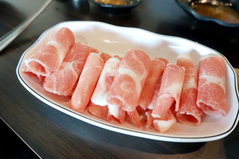 【台南市-安南區美食】牛墟牛肉火鍋店。除了大眾鍋，現在也有個人鍋可選擇！湯鍋選擇性多，堅持湯頭、肉品原味不變～還有鮮泡茶可消化哦