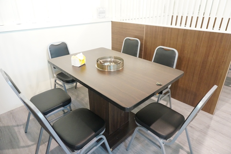 【台南市-安南區美食】牛墟牛肉火鍋店。除了大眾鍋，現在也有個人鍋可選擇！湯鍋選擇性多，堅持湯頭、肉品原味不變～還有鮮泡茶可消化哦