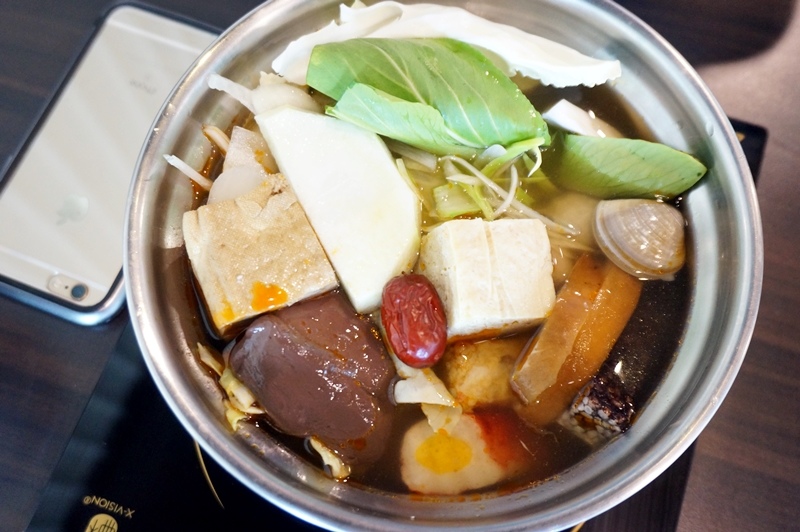 【台南市-安南區美食】牛墟牛肉火鍋店。除了大眾鍋，現在也有個人鍋可選擇！湯鍋選擇性多，堅持湯頭、肉品原味不變～還有鮮泡茶可消化哦