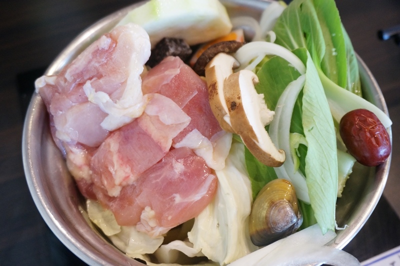 【台南市-安南區美食】牛墟牛肉火鍋店。除了大眾鍋，現在也有個人鍋可選擇！湯鍋選擇性多，堅持湯頭、肉品原味不變～還有鮮泡茶可消化哦