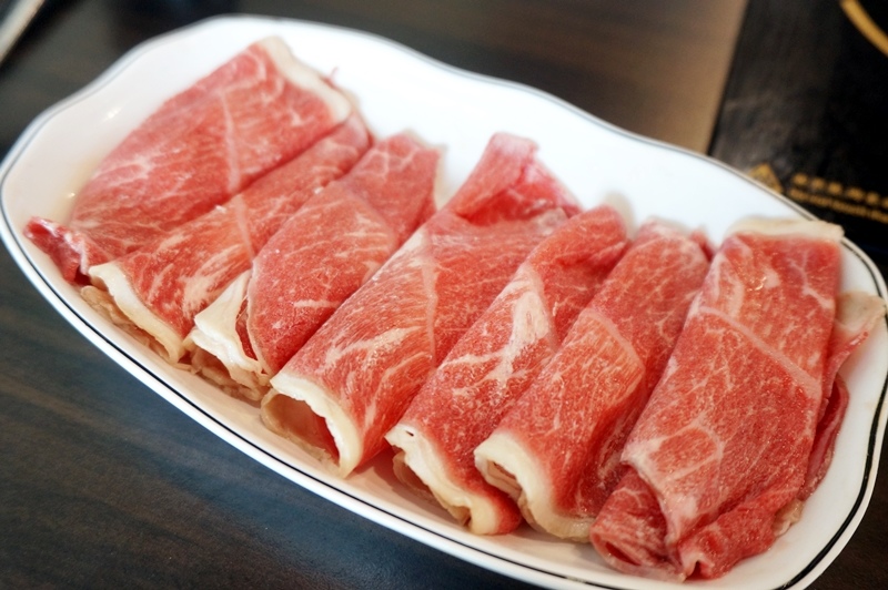 【台南市-安南區美食】牛墟牛肉火鍋店。除了大眾鍋，現在也有個人鍋可選擇！湯鍋選擇性多，堅持湯頭、肉品原味不變～還有鮮泡茶可消化哦