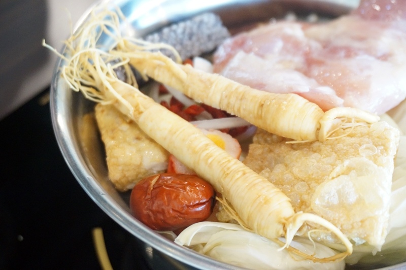 【台南市-安南區美食】牛墟牛肉火鍋店。除了大眾鍋，現在也有個人鍋可選擇！湯鍋選擇性多，堅持湯頭、肉品原味不變～還有鮮泡茶可消化哦