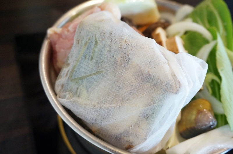 【台南市-安南區美食】牛墟牛肉火鍋店。除了大眾鍋，現在也有個人鍋可選擇！湯鍋選擇性多，堅持湯頭、肉品原味不變～還有鮮泡茶可消化哦