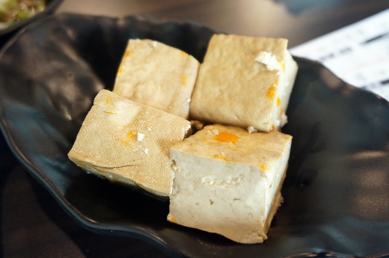 【台南市-安南區美食】牛墟牛肉火鍋店。除了大眾鍋，現在也有個人鍋可選擇！湯鍋選擇性多，堅持湯頭、肉品原味不變～還有鮮泡茶可消化哦