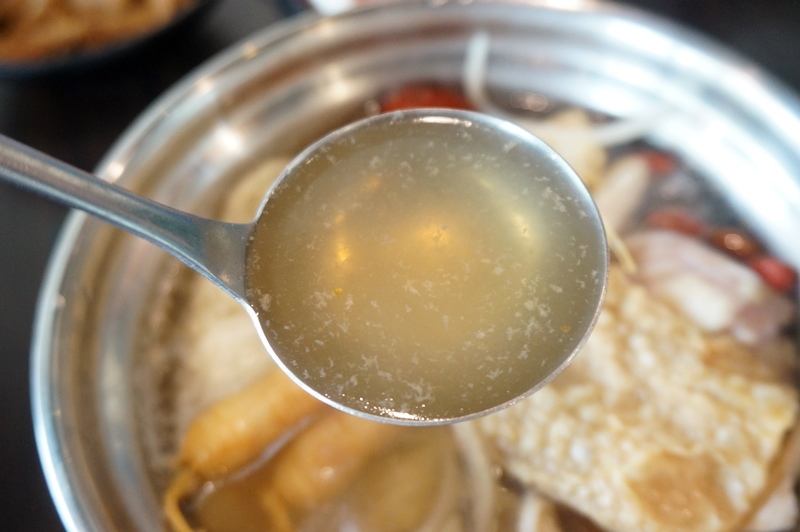 【台南市-安南區美食】牛墟牛肉火鍋店。除了大眾鍋，現在也有個人鍋可選擇！湯鍋選擇性多，堅持湯頭、肉品原味不變～還有鮮泡茶可消化哦