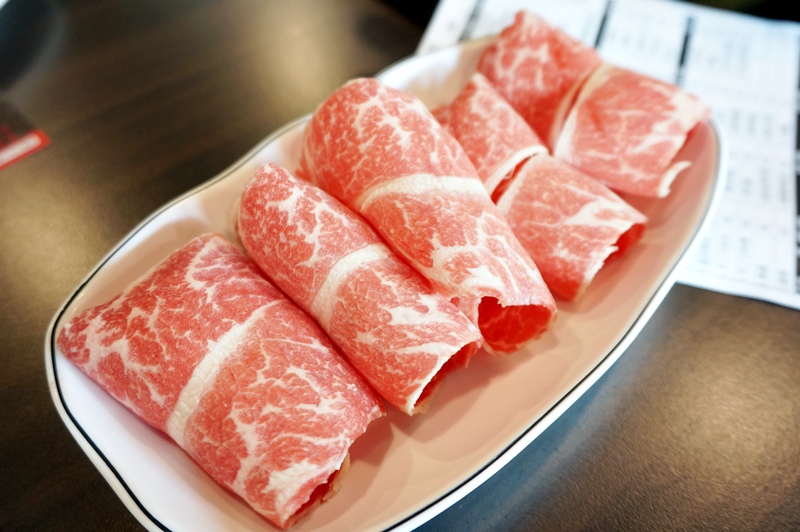 【台南市-安南區美食】牛墟牛肉火鍋店。除了大眾鍋，現在也有個人鍋可選擇！湯鍋選擇性多，堅持湯頭、肉品原味不變～還有鮮泡茶可消化哦