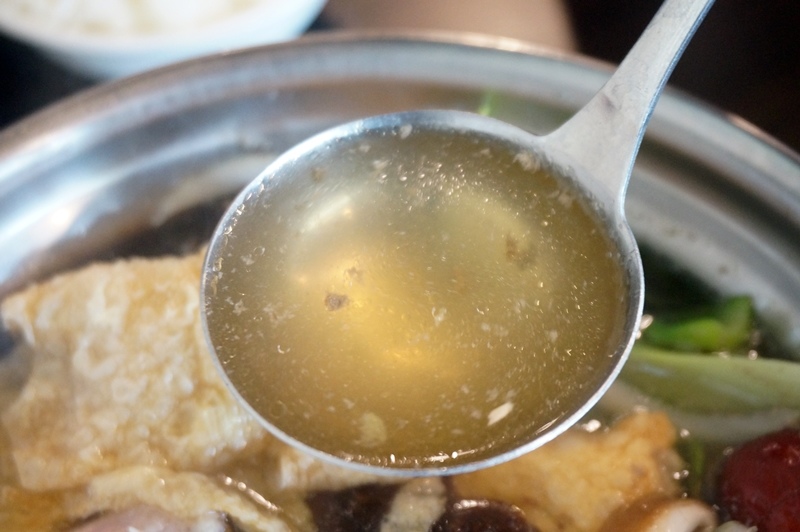 【台南市-安南區美食】牛墟牛肉火鍋店。除了大眾鍋，現在也有個人鍋可選擇！湯鍋選擇性多，堅持湯頭、肉品原味不變～還有鮮泡茶可消化哦