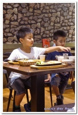 人从众厚切牛排館(永康店)：永康街牛排．只要火候掌控得宜，平價連鎖也有好味道──人从众厚切牛排館(永康店)