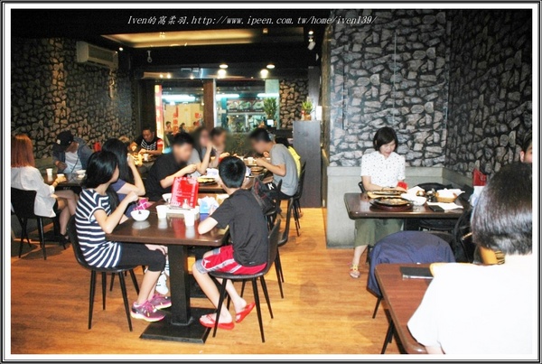 人从众厚切牛排館(永康店)：《永康街牛排》CP值高的厚切牛排，絕對物超所值-『人从众厚切牛排館-永康店 』