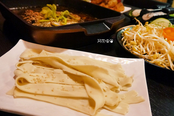 紅門宴(板橋店):【重慶烤魚鍋│板橋】新口味上市,四川來著的烤魚鍋!『紅門宴川味麻辣鴛鴦鍋 』板橋車站附近美食