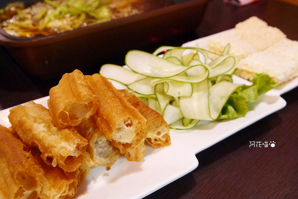 紅門宴(板橋店):【重慶烤魚鍋│板橋】新口味上市,四川來著的烤魚鍋!『紅門宴川味麻辣鴛鴦鍋 』板橋車站附近美食