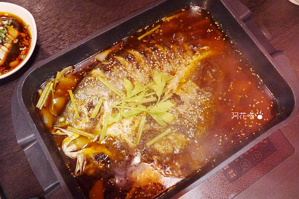 紅門宴(板橋店):【重慶烤魚鍋│板橋】新口味上市,四川來著的烤魚鍋!『紅門宴川味麻辣鴛鴦鍋 』板橋車站附近美食
