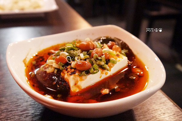 紅門宴(板橋店):【重慶烤魚鍋│板橋】新口味上市,四川來著的烤魚鍋!『紅門宴川味麻辣鴛鴦鍋 』板橋車站附近美食