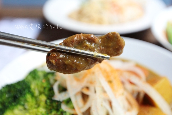 老三良麵：老三良麵。老宅文青風賣涼麵？超像咖啡店的涼麵專賣店,超狂只要銅板價！大推起司鴛鴦涼麵/咖哩牛肉蕎麥麵