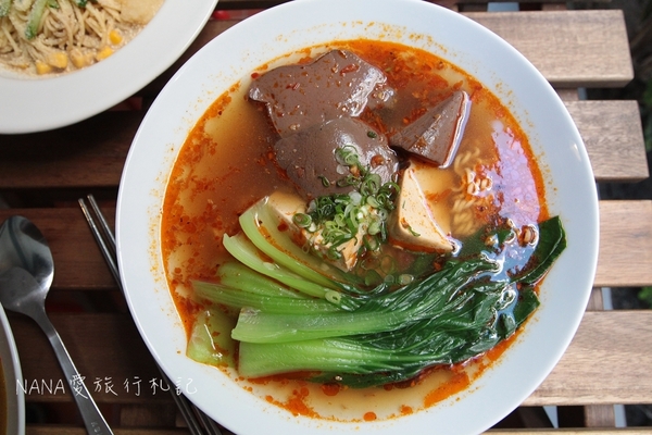 老三良麵：老三良麵。老宅文青風賣涼麵？超像咖啡店的涼麵專賣店,超狂只要銅板價！大推起司鴛鴦涼麵/咖哩牛肉蕎麥麵