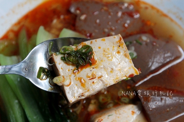 老三良麵：老三良麵。老宅文青風賣涼麵？超像咖啡店的涼麵專賣店,超狂只要銅板價！大推起司鴛鴦涼麵/咖哩牛肉蕎麥麵