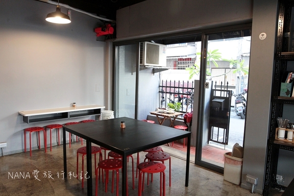 老三良麵：老三良麵。老宅文青風賣涼麵？超像咖啡店的涼麵專賣店,超狂只要銅板價！大推起司鴛鴦涼麵/咖哩牛肉蕎麥麵